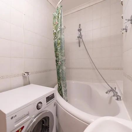 Large 3br With Balcony 5 Min To Old Town By Tram 아파트 *