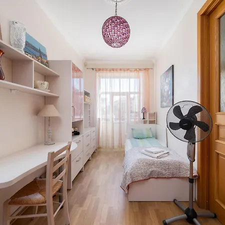 Large 3br With Balcony 5 Min To Old Town By Tram *