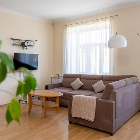 Large 3br With Balcony 5 Min To Old Town By Tram