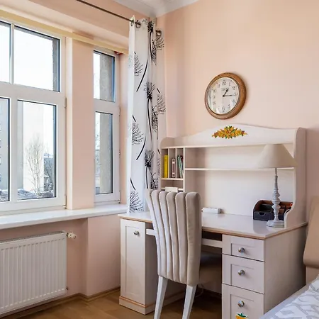 Large 3br With Balcony 5 Min To Old Town By Tram