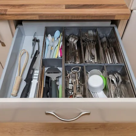 Large 3br With Balcony 5 Min To Old Town By Tram Apartmán *