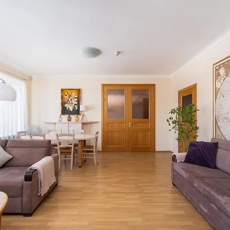 Large 3br With Balcony 5 Min To Old Town By Tram