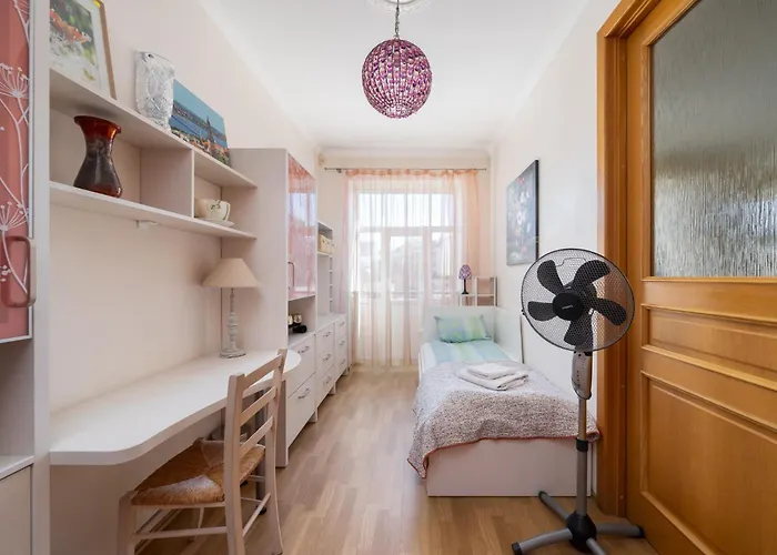 Large 3br With Balcony 5 Min To Old Town By Tram *