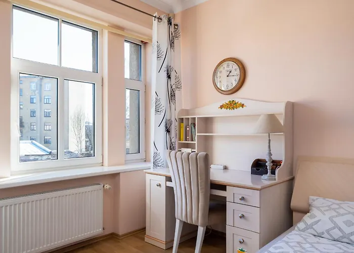 Large 3br With Balcony 5 Min To Old Town By Tram