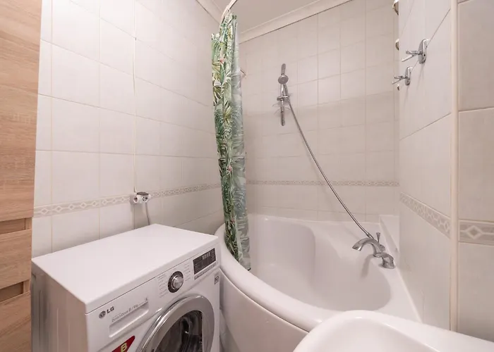 Large 3br With Balcony 5 Min To Old Town By Tram Apartment *