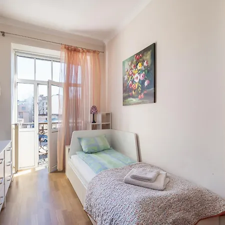 Large 3br With Balcony 5 Min To Old Town By Tram Апартаменты
