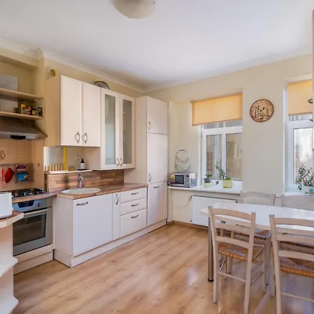 Апартаменты Large 3br With Balcony 5 Min To Old Town By Tram Рига