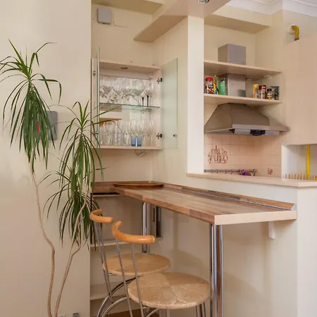 Large 3br With Balcony 5 Min To Old Town By Tram Апартаменты