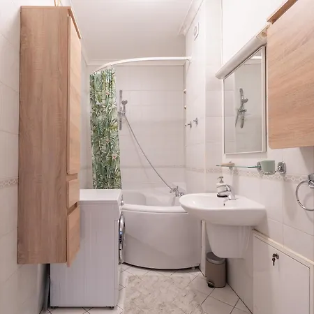 Large 3br With Balcony 5 Min To Old Town By Tram